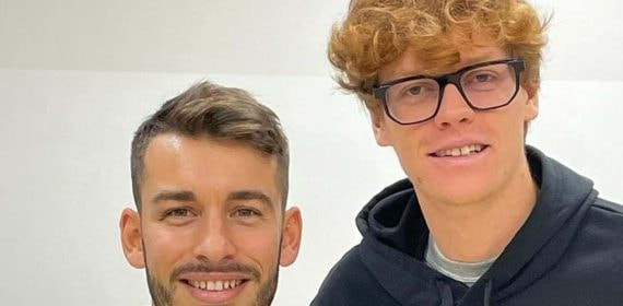 Giacomo Naldi, junto a Jannik Sinner.
