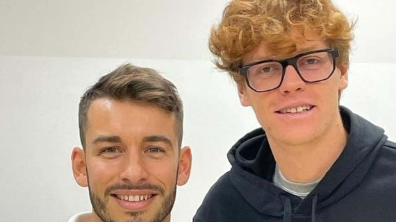 Giacomo Naldi, junto a Jannik Sinner.