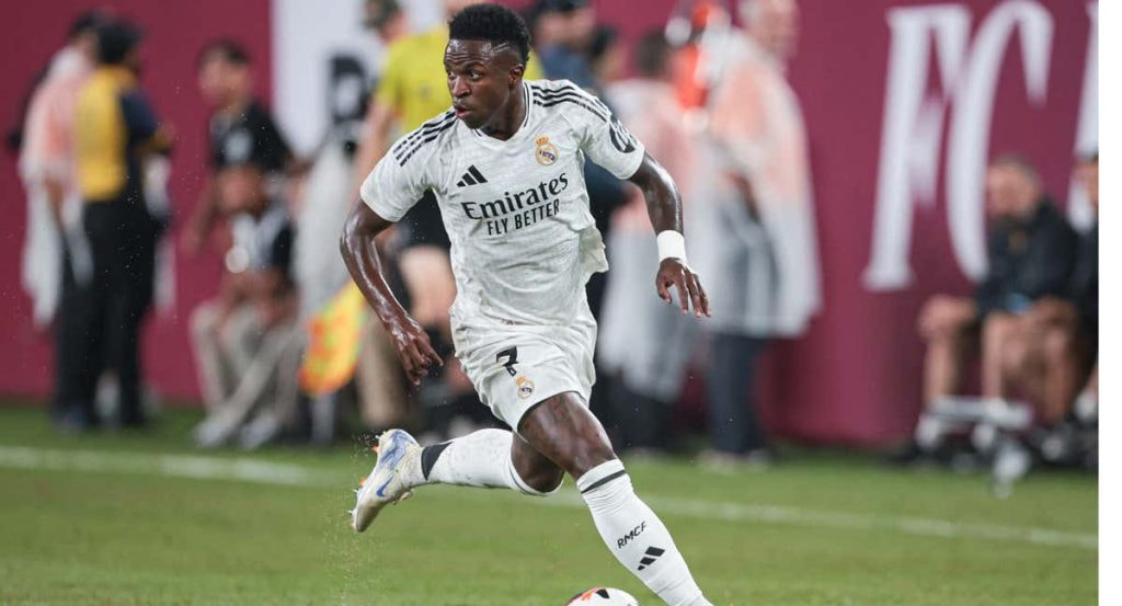 Vinicius Junior controla el balón durante la segunda mitad de un amistoso internacional contra el Barcelona en el estadio MetLife.