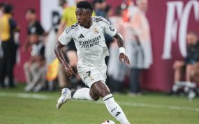 Vinicius Junior controla el balón durante la segunda mitad de un amistoso internacional contra el Barcelona en el estadio MetLife.
