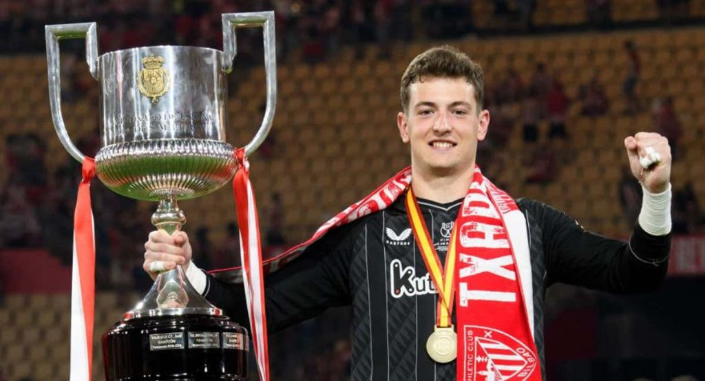 Julen Agirrezabala celebra el título de Copa en el que fue clave.