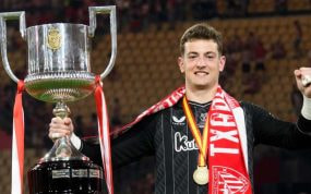 Julen Agirrezabala celebra el título de Copa en el que fue clave.