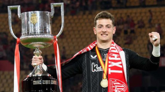 Julen Agirrezabala celebra el título de Copa en el que fue clave.