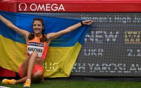 Yaroslava Mahuchikh (22) posa delante de su plusmarca mundial de salto de altura en el Meeting de París.