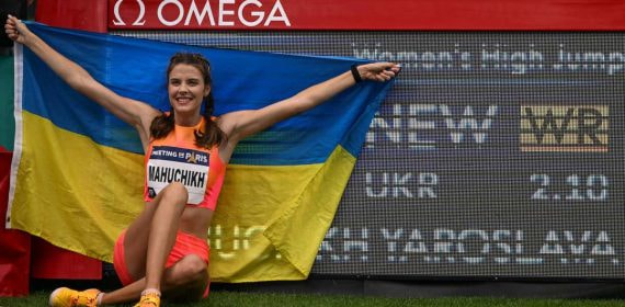 Yaroslava Mahuchikh (22) posa delante de su plusmarca mundial de salto de altura en el Meeting de París.