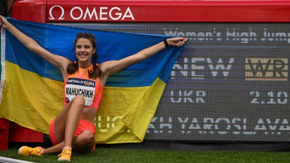 Yaroslava Mahuchikh (22) posa delante de su plusmarca mundial de salto de altura en el Meeting de París.