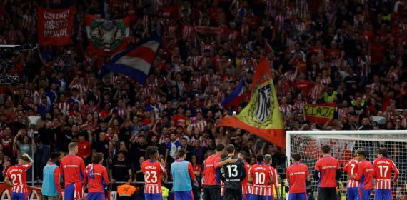 Los jugadores del Atlético hablan con el fondo.