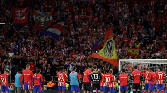 Los jugadores del Atlético hablan con el fondo.