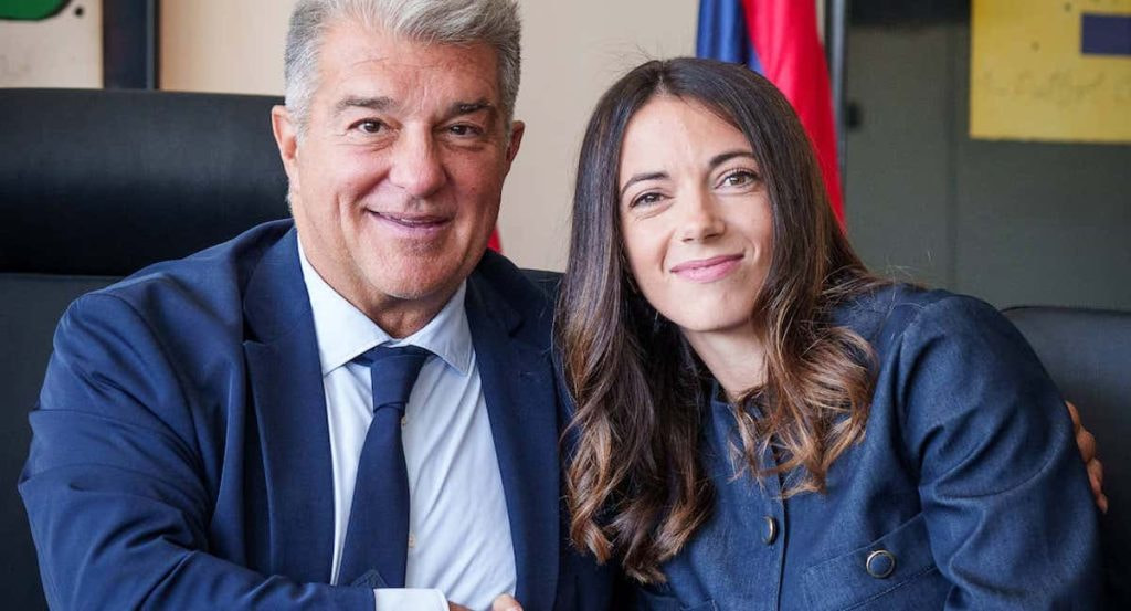 Joan Laporta y Aitana Bonmatí firman su nuevo contrato.
