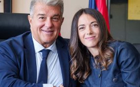 Joan Laporta y Aitana Bonmatí firman su nuevo contrato.