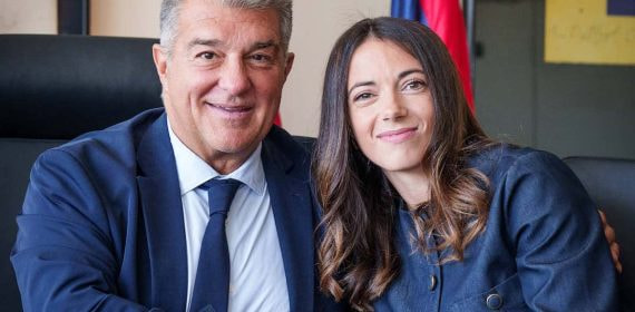 Joan Laporta y Aitana Bonmatí firman su nuevo contrato.