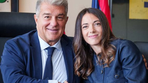 Joan Laporta y Aitana Bonmatí firman su nuevo contrato.
