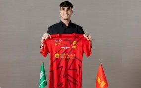 Alejandro Vergaz posa con la camiseta del Al-Qadsiah.