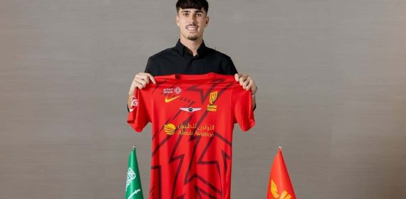 Alejandro Vergaz posa con la camiseta del Al-Qadsiah.