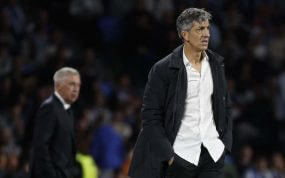 Imanol Alguacil, con Carlo Ancelotti de fondo.