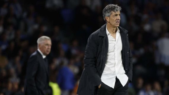 Imanol Alguacil, con Carlo Ancelotti de fondo.