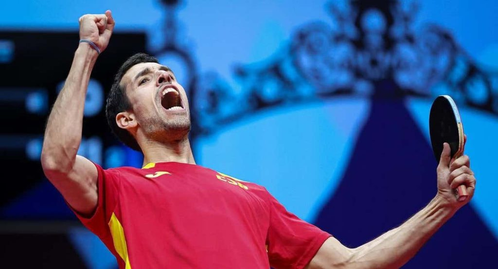 Álvaro Robles celebra durante una competición.