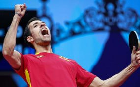 Álvaro Robles celebra durante una competición.