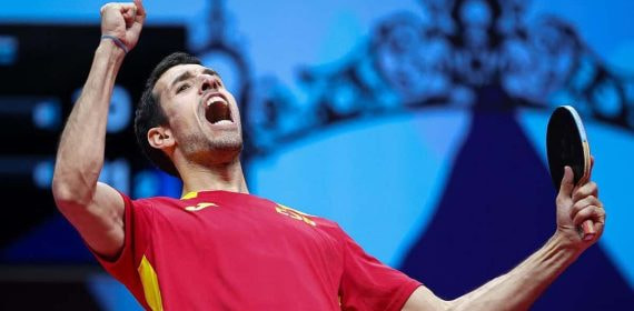 Álvaro Robles celebra durante una competición.