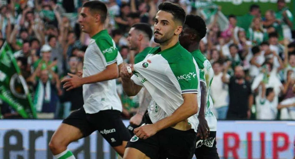 Andrés Martín celebra un gol con el Racing.