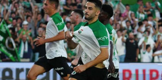 Andrés Martín celebra un gol con el Racing.