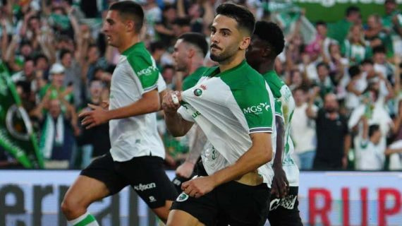 Andrés Martín celebra un gol con el Racing.