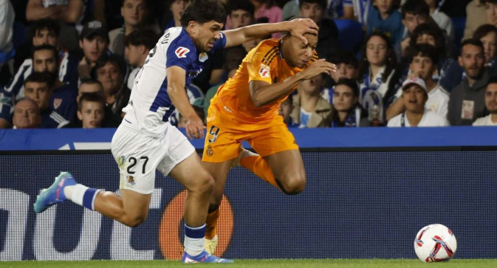 Jon Mikel Aramburu trata de frenar a Mbappé en un lance del partido entre la Real Sociedad y el Real Madrid.