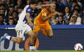Jon Mikel Aramburu trata de frenar a Mbappé en un lance del partido entre la Real Sociedad y el Real Madrid.