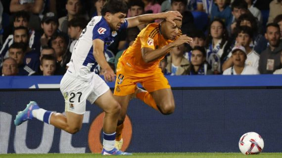 Jon Mikel Aramburu trata de frenar a Mbappé en un lance del partido entre la Real Sociedad y el Real Madrid.