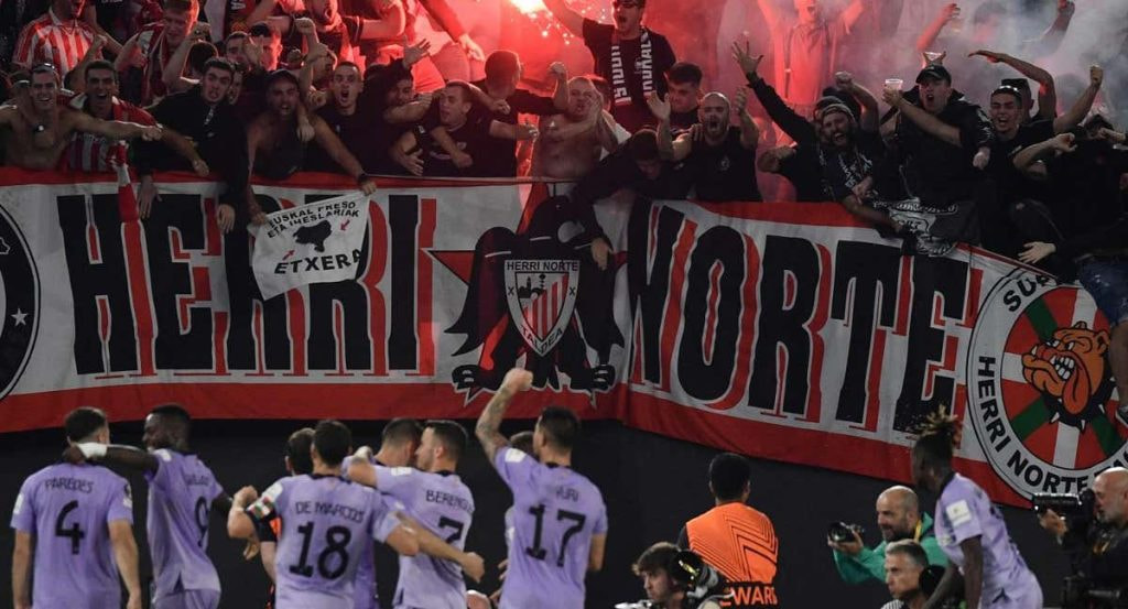 Los jugadores rojiblancos celebran el gol de Paredes, con los radicales al fondo.