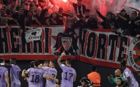 Los jugadores rojiblancos celebran el gol de Paredes, con los radicales al fondo.