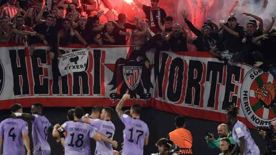 Los jugadores rojiblancos celebran el gol de Paredes, con los radicales al fondo.