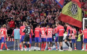 Los jugadores del Atleti aplauden al fondo sur al final del partido.