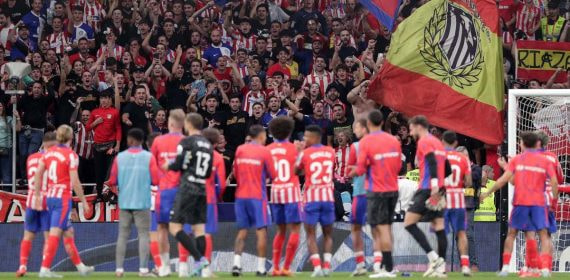 Los jugadores del Atleti aplauden al fondo sur al final del partido.