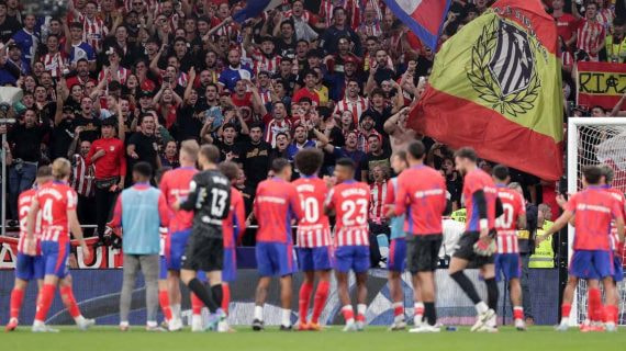 Los jugadores del Atleti aplauden al fondo sur al final del partido.