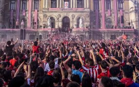 Aficionados rojiblancos celebran el éxito del pasado curso.