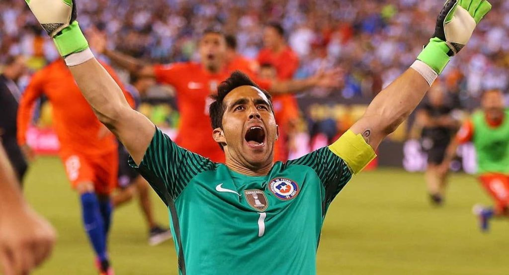 Claudio Bravo con la selección de Chile.