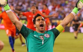 Claudio Bravo con la selección de Chile.