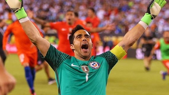 Claudio Bravo con la selección de Chile.