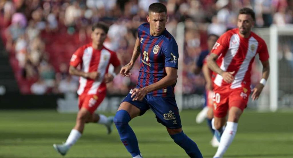 Jugadores del Eldense y Almería en una pugna de balón.
