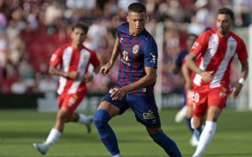 Jugadores del Eldense y Almería en una pugna de balón.