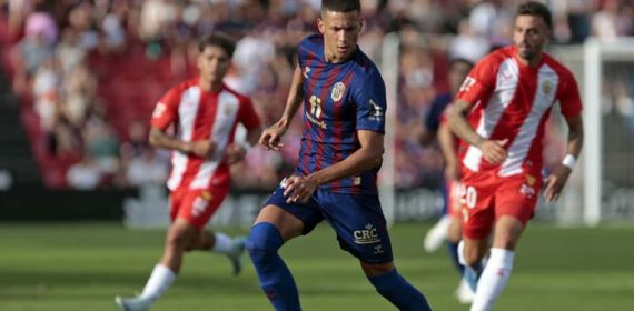 Jugadores del Eldense y Almería en una pugna de balón.