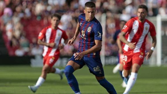 Jugadores del Eldense y Almería en una pugna de balón.