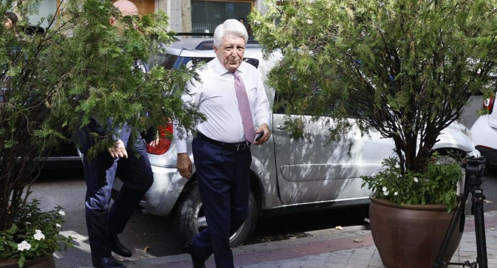 Enrique Cerezo, llegando a la comida de presidentes con el Real Madrid.