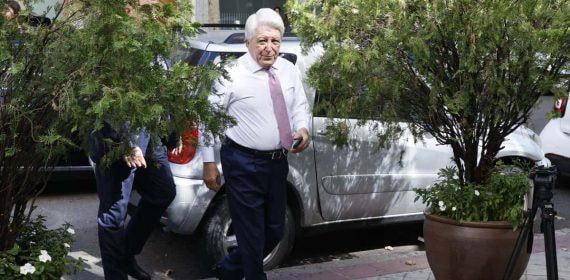 Enrique Cerezo, llegando a la comida de presidentes con el Real Madrid.