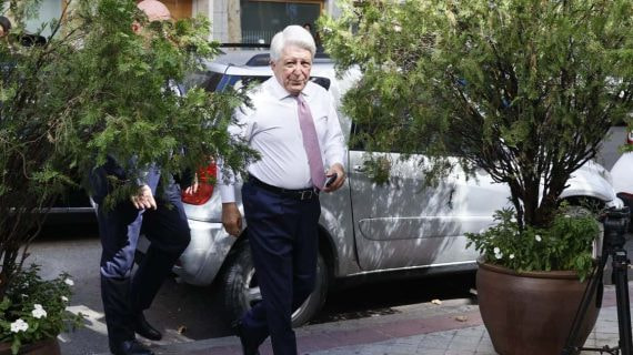 Enrique Cerezo, llegando a la comida de presidentes con el Real Madrid.