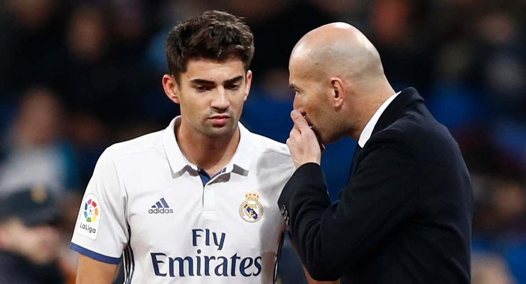 Enzo Zidane recibe indicaciones de su padre, Zinedine Zidane, durante un partido.