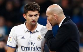 Enzo Zidane recibe indicaciones de su padre, Zinedine Zidane, durante un partido.