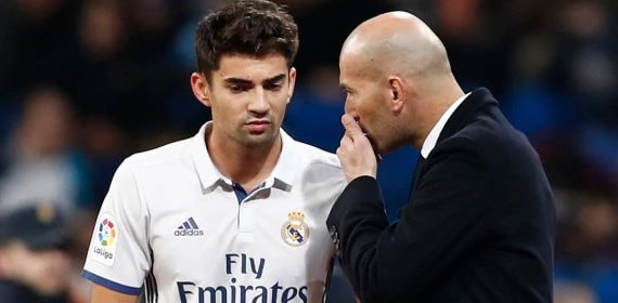 Enzo Zidane recibe indicaciones de su padre, Zinedine Zidane, durante un partido.