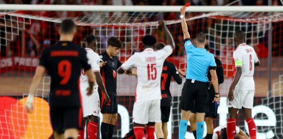 Eric García fue expulsado en el minuto 10.